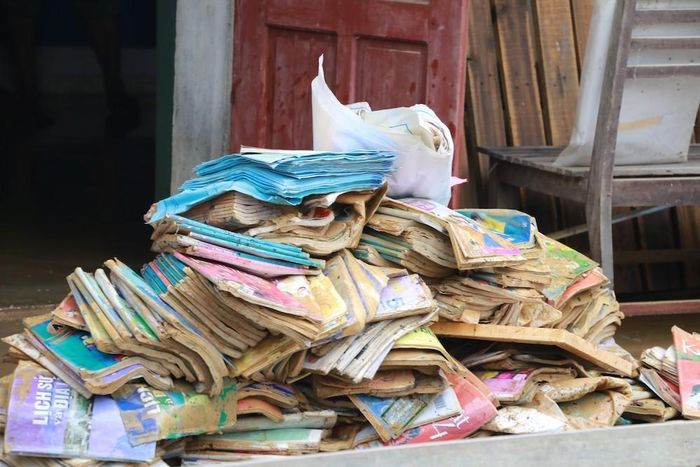 Sách vở và đồ dùng học tập bị ngấm nước.