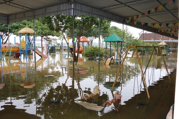 Có nơi ngập sâu đến 50cm.