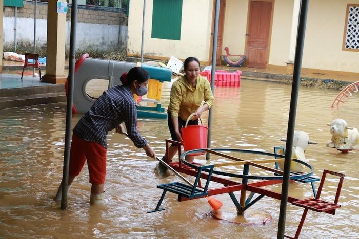 Các thầy cô bắt đầu dọn dẹp trường.