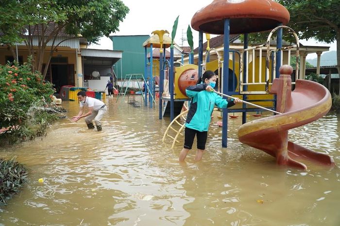 Mặc dù trời không còn mưa nhưng nước rút rất chậm.