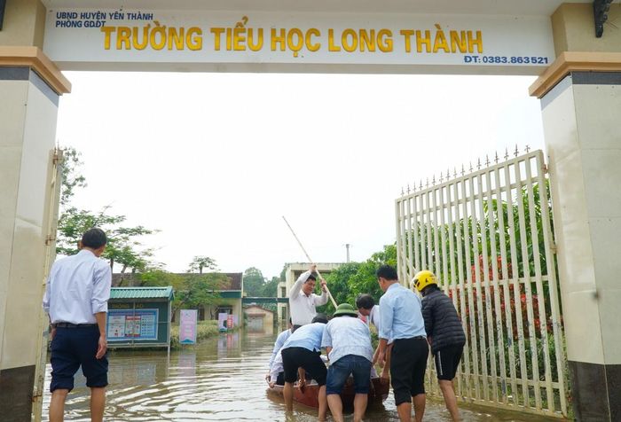 Sân trường tiểu học Long Thành, huyện Yên Thành vẫn ngập nước.