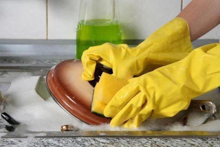 Bảo vệ đôi tay khỏi nước, chất tẩy rửa là cách giúp bộ móng chắc khỏe hơn.