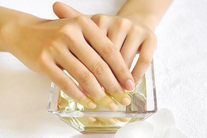 Dầu ô liu là một trong những loại nguyên liệu tự nhiên tuyệt vời để nuôi dưỡng móng tay và da tay.