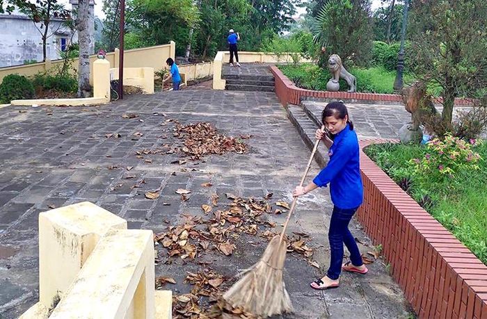 Tham gia vệ sinh, tu sửa nghĩa trang liệt sỹ thị trấn cùng các đoàn viên, thanh niên.