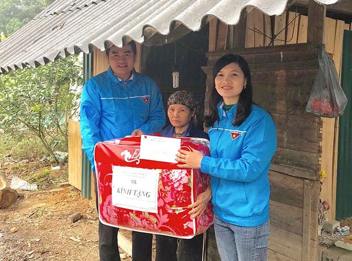 Tích cực tham gia và vận động đoàn viên, hội viên thăm, tặng quà các gia đình khó khăn, đối tượng chính sách trên địa bàn. 