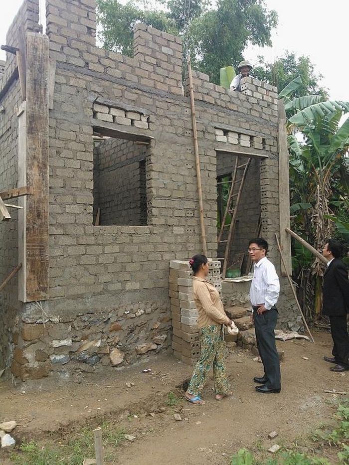 Lãnh đạo Sở Xây dựng kiểm tra công tác thi công nhà tránh lũ.