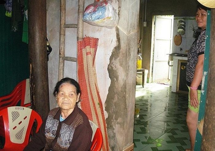 Cụ Nguyễn Thị Cúc xúc động khi nói về sự quan tâm của Chính phủ.