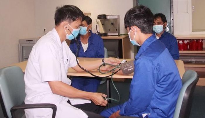 Y - bác sĩ Bộ Tư lệnh Vùng 4 Hải quân kiểm tra sức khỏe 6 ngư dân. Ành: Thế Anh