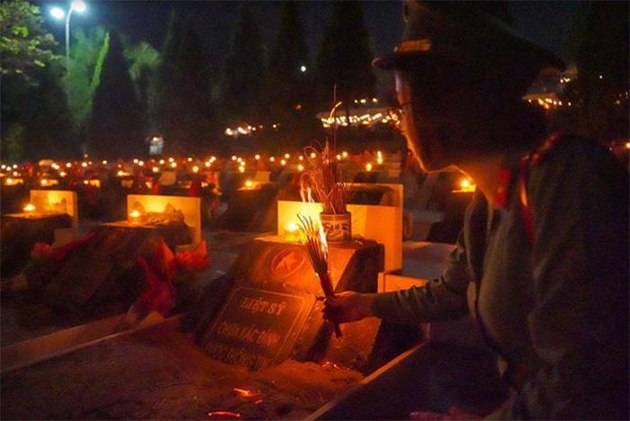 Cán bộ chiến sỹ phòng Tham mưu Công an Thành phố Hà Nội viếng và thắp hương tại Nghĩa trang Vị Xuyên. 