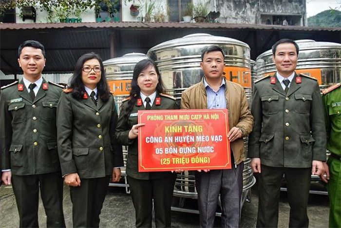 Trung tá Phạm Thị Thùy Dương - Trưởng phòng tham mưu trao quà tặng cho đại diện Công an huyện Mèo Vạc.