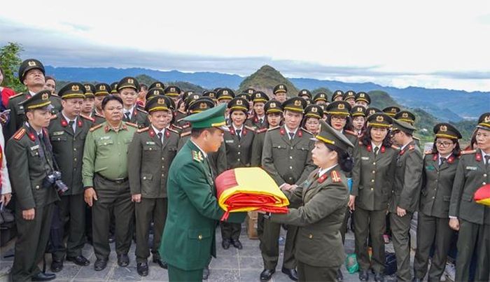 Cán bộ chiến sỹ phòng Tham mưu Công an Thành phố Hà Nội thực hiện nghi thức chào cờ tại Cột cờ Lũng Cú. 