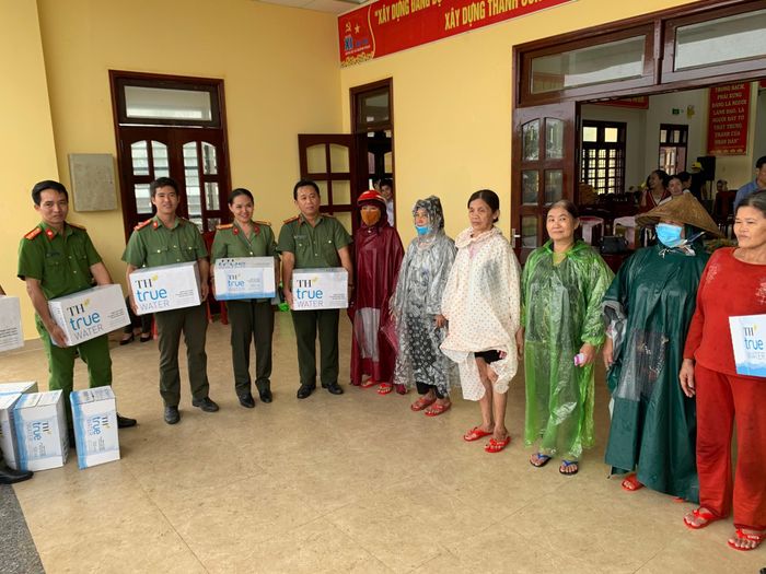 Trao nước cho bà con