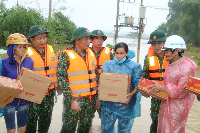 Lực lượng vũ trang Quân khu 4 đã đến các xã miền núi bị ngập sâu ở huyện Thanh Chương hỗ trợ 3 tấn gạo và gần 1.000 thùng mì tôm cho nhân dân.