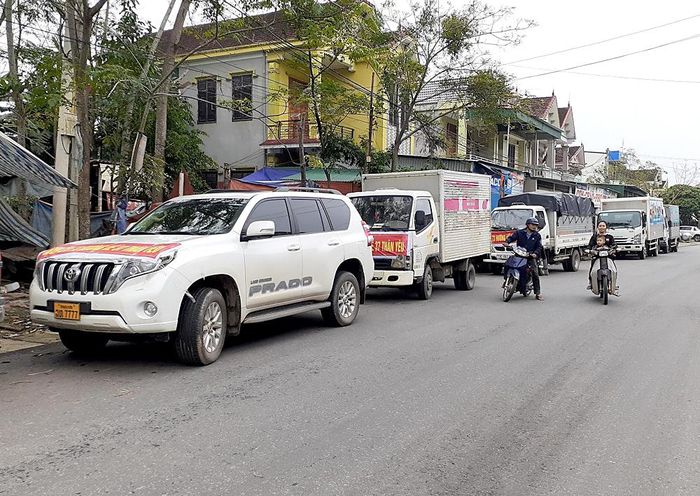  Từng đoàn xe chở hàng cứu trợ về với vùng lũ Thanh Chương.Ảnh: Huy Thư