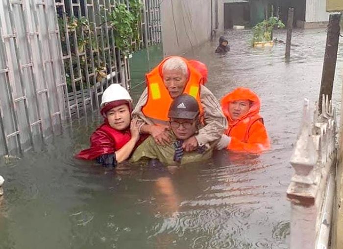 Công an tỉnh Nghệ An di dời người dân ra khỏi vùng ngập lụt. Ảnh Văn Hậu 