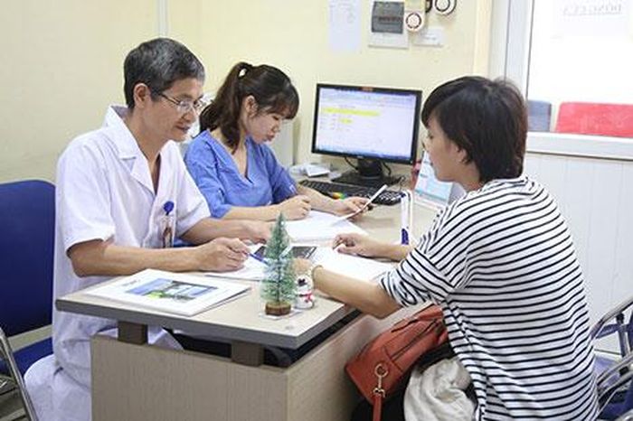 Tư vấn cho người hiếm muộn tại Trung tâm Hỗ trợ sinh sản và Công nghệ mô ghép - Bệnh viện Đại học Y Hà Nội. 