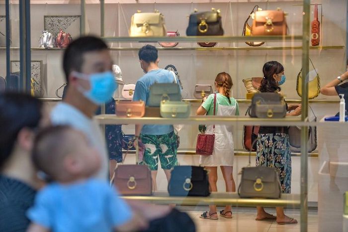  Phần lớn người dân mong đại dịch sớm qua nhanh để họ tiếp tục cuộc sống như trước đây. 