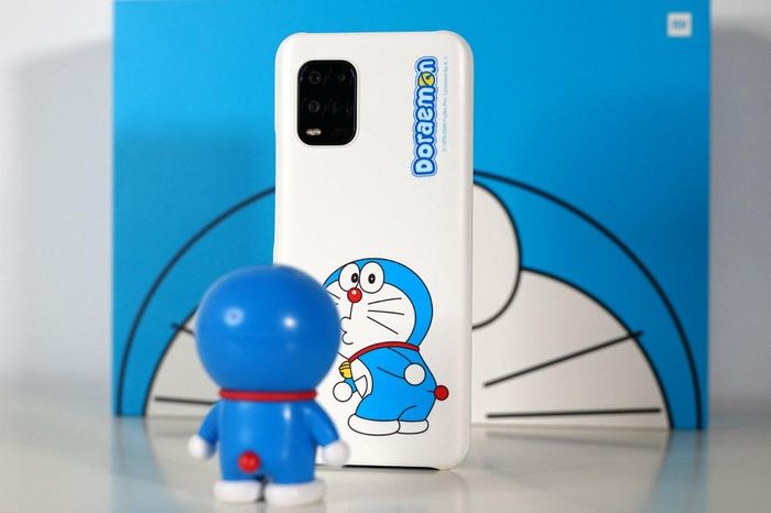 Chiếc ốp tặng kèm cũng in hình chú mèo máy cực dễ thương nếu bạn không muốn tông xanh làm chủ đạo.