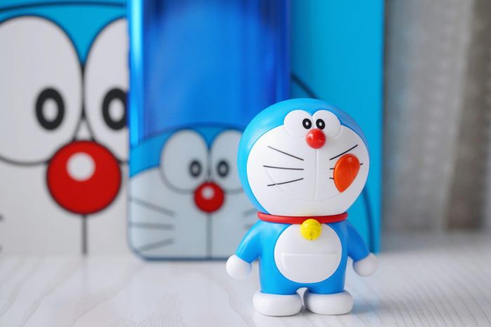 Mặt lưng của máy nổi bật với cụm 4 camera xếp thành hình vuông.