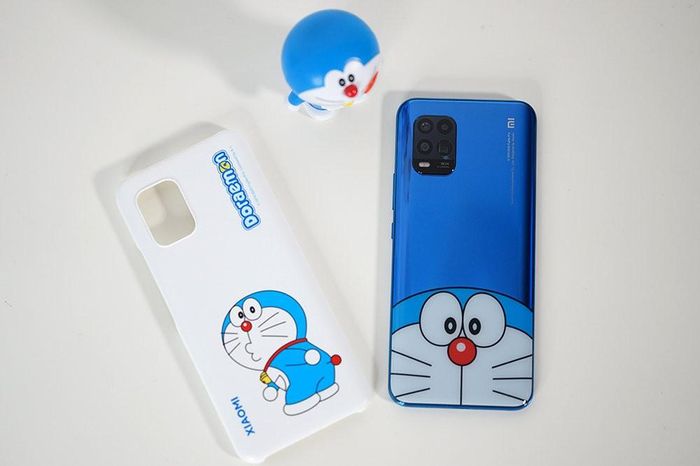 Mi 10 Youth được cài đặt sẵn một bộ giao diện đặc biệt lấy chủ đề về mèo máy Doraemon, các biểu tượng ứng dụng, font chữ hay nhạc chuông cũng đều được tùy chỉnh để phù hợp với phong cách của Doraemon.