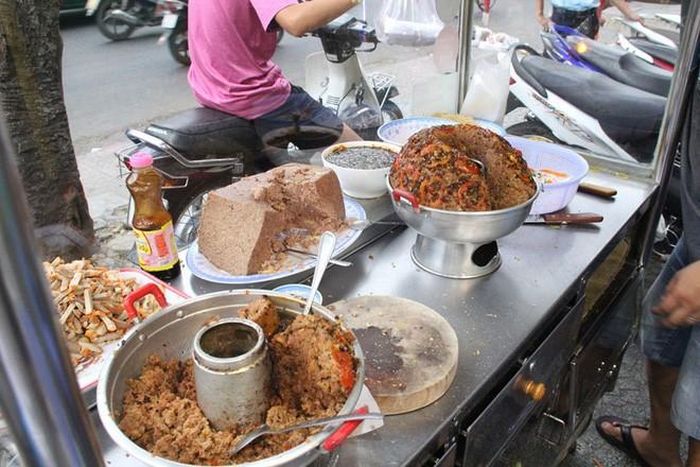 Với hương vị lạ miệng lại được làm từ cá tươi nên quầy bán bánh mì cá bạc má này luôn đông khách suốt 30 năm qua. Một ổ bánh mì hoàn thiện sẽ có nhân cá, đồ chua, dưa leo, rau thơm, ớt, nước sốt, sa tế cay... Những bữa ngán bánh mì thịt, bánh mì trứng thì bánh mì nhân cá bạc má là lựa chọn lý tưởng.