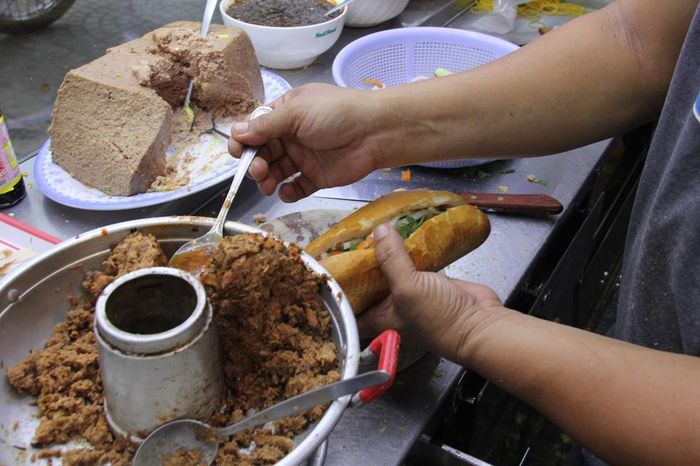 Bánh mì cá bạc má: Không phải loại cá đóng hộp mà bánh mì cá bạc má ở đây là những con cá tươi ngon hẳn hoi. Cá sau khi mua về sẽ được làm sạch, hấp chín, loại bỏ xương, băm nhuyễn rồi nêm nếm gia vị và chế biến thành nhân bánh mì vừa ăn.