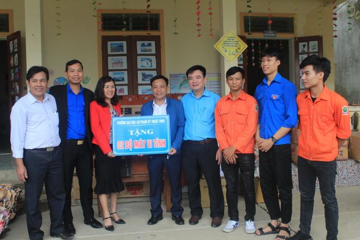 Các đơn vị đến hỗ trợ thiết bị, máy tính cho trường học vùng lũ Nghệ An