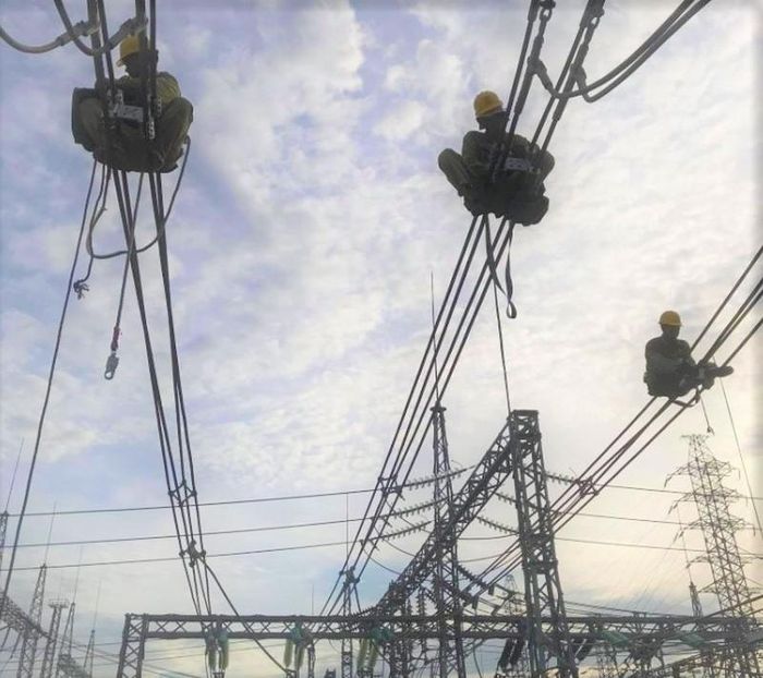 Công nhân Đội Dịch vụ kỹ thuật Thanh Hóa lắp đặt thiết bị trên công trường TBA 220kV Đình Vũ