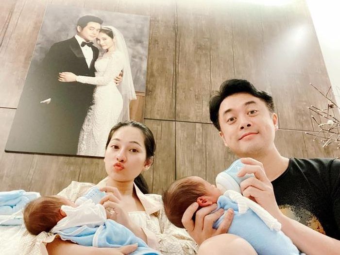Dương Khắc Linh một tay chăm sóc cặp song sinh và chăm cả vợ trong gian đoạn ở cữ.
