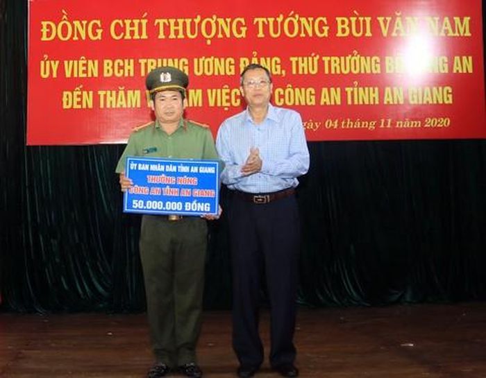 Lãnh đạo tỉnh An Giang trao số tiền khen thưởng cho Công an tỉnh An Giang.