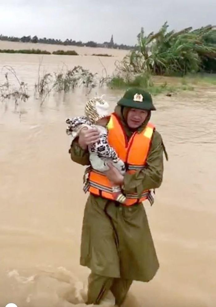Đại tá Trần Quang Hiếu - Phó giám đốc Công an tỉnh bế em bé chưa đến 2 tuổi, di dời cùng gia đình em đến nơi an toàn tại huyện Quảng Ninh