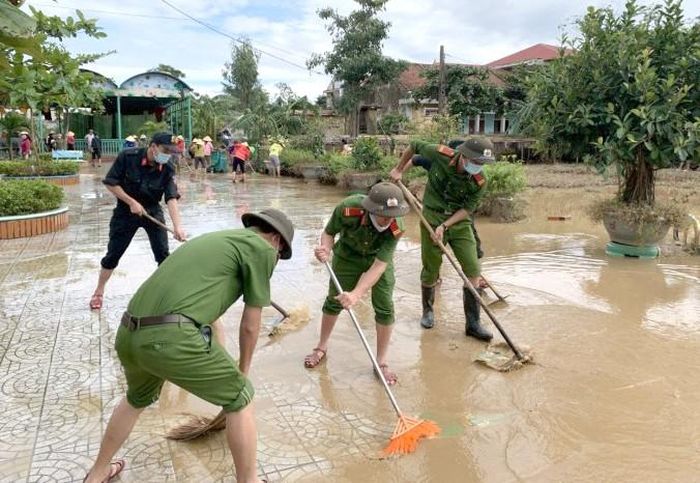 Với phương châm nước rút đến đâu, khắc phục đến đó, các chiến sĩ đã khẩn trương xuống địa bàn hỗ trợ dọn dẹp bùn đất