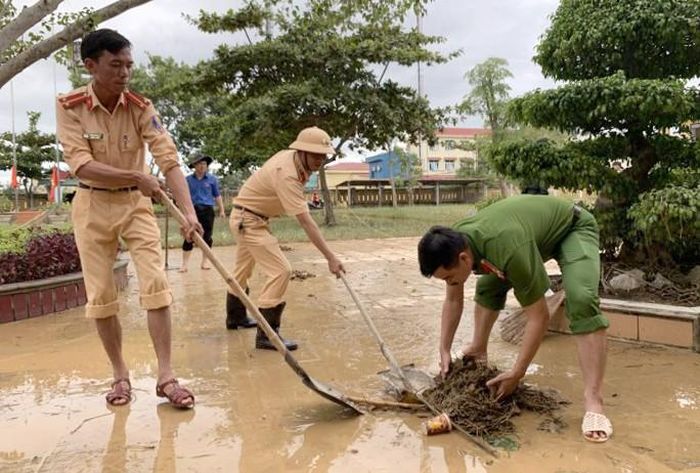 Đoàn viên thanh niên lực lượng Công an tỉnh Quảng Bình, nhanh chóng giúp các trường học và nhân dân khắc phục hậu quả sau lũ lụt