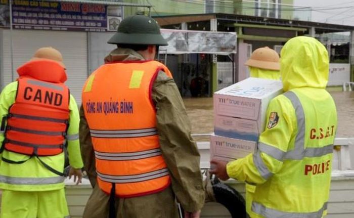Chuẩn bị các nhu yếu phẩm giúp dân