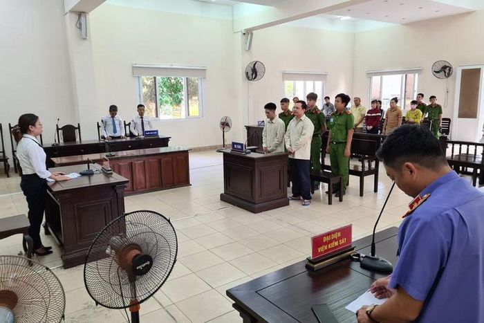 Các bị cáo thành khẩn khai báo, ăn năn hối cải. Ảnh: LÊ ÁNH