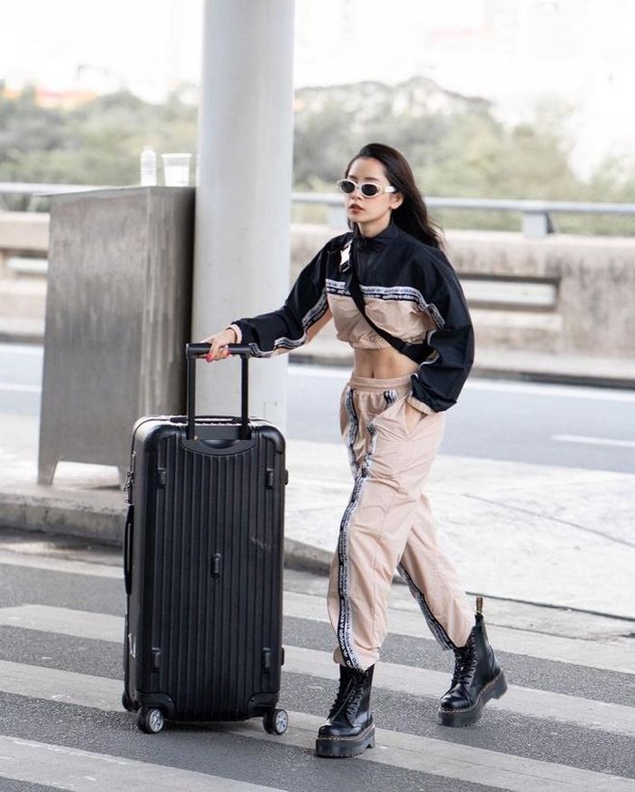 Giọng ca Đóa hoa hồng diện áo crop top, quần jogger và boots dây buộc cá tính cho phong cách thời trang sân bay. Ảnh: @chipupu.