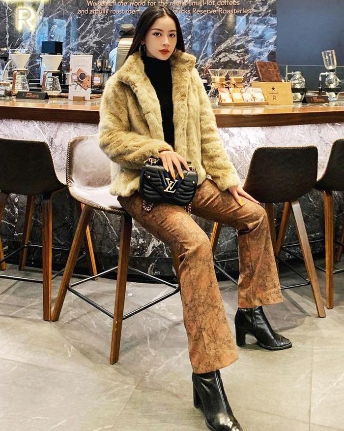 Nữ ca sĩ gốc Hà Nội gợi ý trang phục mùa lạnh thời thượng cho các cô gái: Áo cổ lọ, áo khoác lông phối kèm quần dài ống loe. Hoàn thiện set đồ bằng túi xách hình chữ nhật và boots đế thô. Bạn nên chọn giày có phần đế cao vừa phải giúp tôn dáng, tạo sự uyển chuyển khi bước đi. Ảnh: @chipupu.