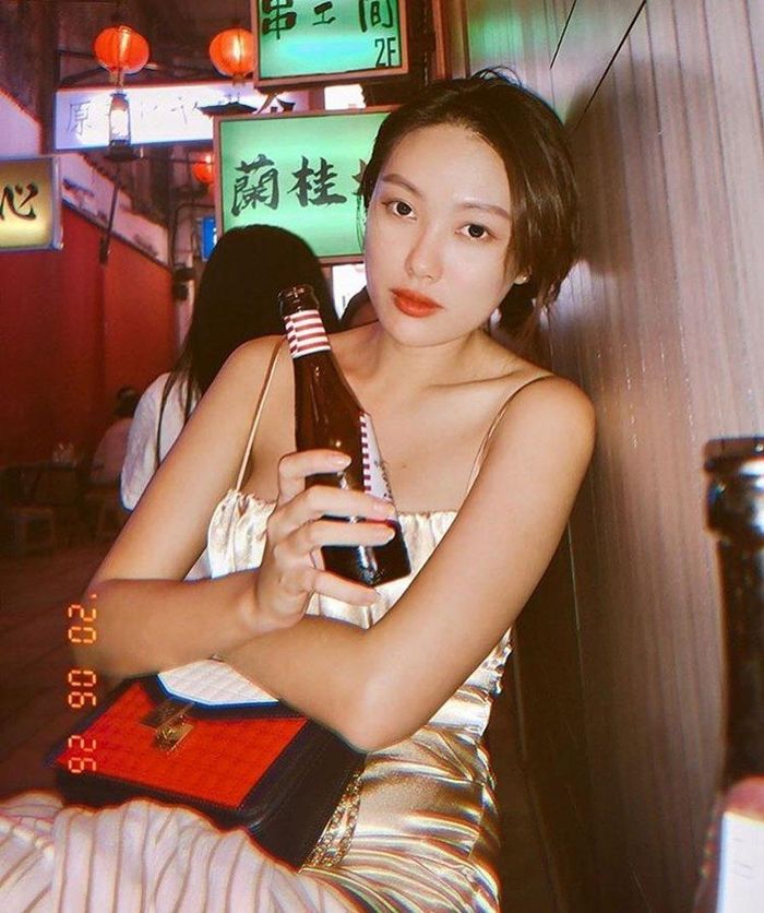 Quán thường bật nhạc tình ca tiếng Hoa rất hợp để bạn chill cùng vài chai bia. Ảnh: Ribbon.workshop, Pham_lee, Minuvo.92, Kata.hy.