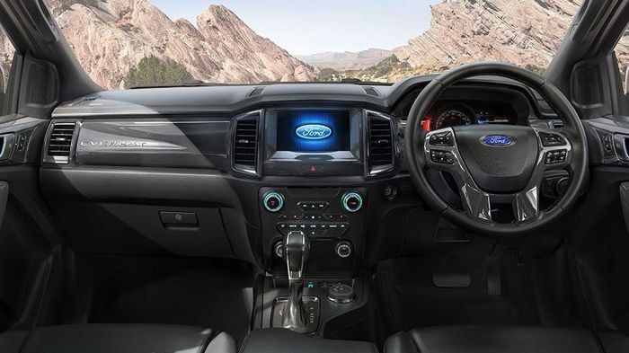  Ford Everest 2021 tiếp tục có 2 tùy chọn động cơ tại Thái Lan là diesel tăng áp đơn 2.0L và diesel tăng áp kép 2.0L. Động cơ 2.0L tăng áp đơn sản sinh công suất 132 mã lực và mô-men xoắn cực đại 420 Nm, động cơ tăng áp kép cho công suất 210 mã lực và mô-men xoắn cực đại 500 Nm. Cả 2 động cơ đều đi kèm với hộp số tự động 10 cấp. 