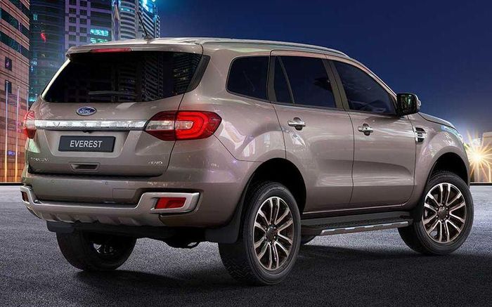  Everest Titanium Sport là phiên bản duy nhất được sơn màu đen cho lưới tản nhiệt, mâm xe, giá nóc, tay nắm cửa, bệ bước và gương chiếu hậu 2 bên. 