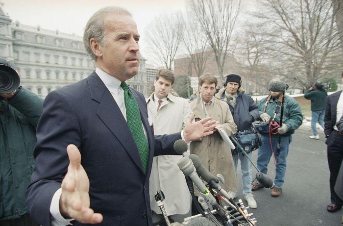  Đứng trước Nhà Trắng năm 1995, ông Joe Biden thể hiện sự tinh tế trong việc chọn màu sắc và họa tiết của cà vạt. Trang phục của ông đều mang gam màu trung tính như xanh, đen hoặc xám. Bởi vậy, ông chọn phụ kiện làm điểm nhấn giúp vẻ ngoài thêm trẻ trung. Ảnh: Associated Press. 