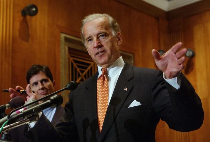  Trong buổi phát biểu diễn ra vào tháng 4/2003, ông Joe Biden diện suit đen cùng cà vạt màu nổi. Các bộ đồ của ông thường có điểm nhấn ở phần túi áo hoặc cách cài huy hiệu. Nó giúp ông thể hiện nét sang trọng. Ảnh: Associated Press. 