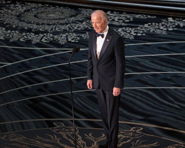 Tham dự lễ trao giải Oscar ở Hollywood vào tháng 2/2016, ông Biden gây ấn tượng với tạo hình lịch lãm. Xuất hiện trong một sự kiện giải trí, ông thay đổi mẫu cà vạt thành nơ bướm để hướng đến tạo hình sang trọng nhưng vẫn trẻ trung. Ảnh: Getty. 
