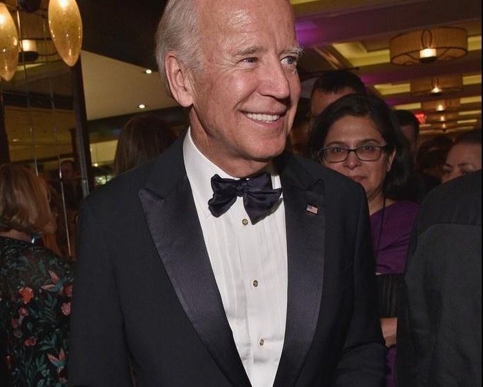 Theo thời gian, các bộ suit của ông Joe Biden đa dạng hơn. Tuy nhiên, màu sắc không phải yếu tố được chú tâm. Cựu phó tổng thống Mỹ hướng đến loạt chi tiết ở cổ áo hoặc thay đổi huy hiệu. Nhìn chung, cách mặc suit của ông Biden năm 2017 không có sự thay đổi rõ rệt. Ảnh: Getty. 