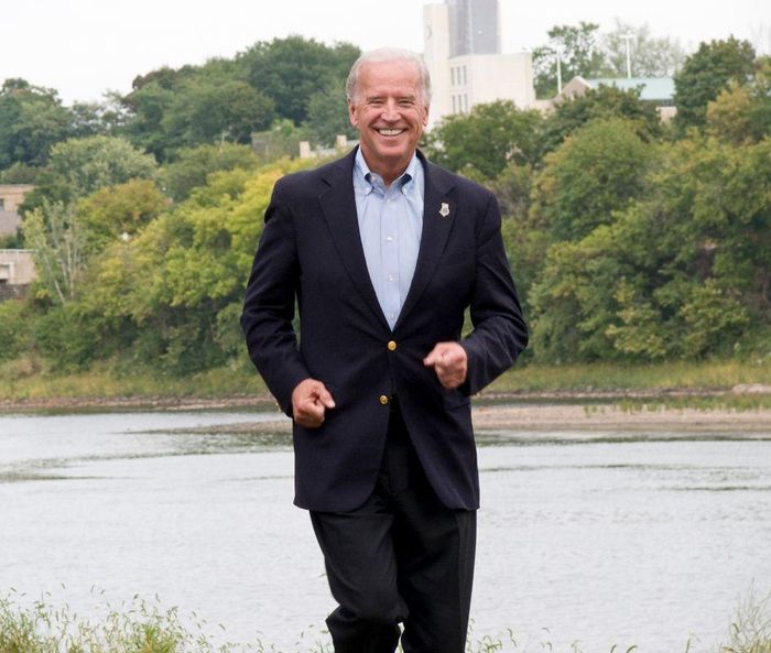  Vào tháng 9/2008, ông Joe Biden xuất hiện ở Wilkes-Barre (Pennsylvania, Mỹ) với trang phục có phần thoải mái. Lược bỏ các chi tiết như cà vạt, phần túi áo, ông mang đến tạo hình gần gũi khi diện bộ đồ dáng suông. Ảnh: Getty. 