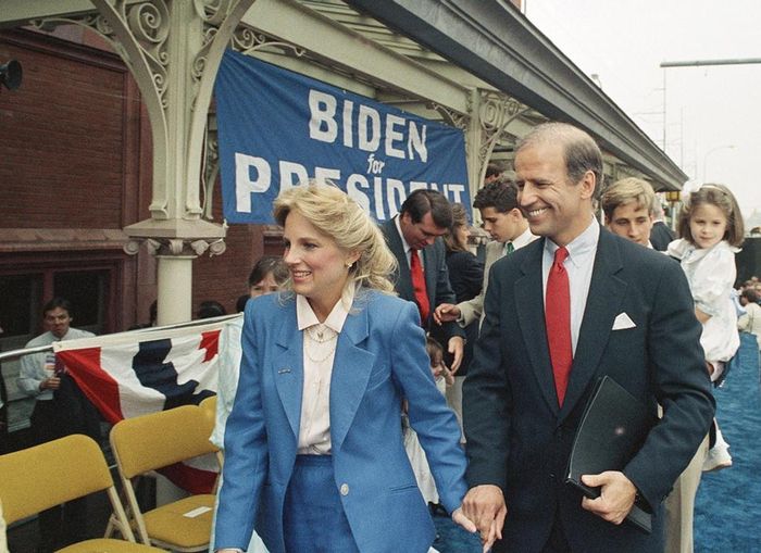  Tháng 6/1987, ông Joe Biden có khoảnh khắc tình cảm bên vợ sau khi tuyên bố tranh cử tổng thống ở Wilimington, Delaware, Mỹ. Ông xuất hiện với bộ suit được thiết kế vừa vặn. Mẫu cà vạt đỏ nổi bật khi được ông phối cùng trang phục tông trung tính. Ảnh: Associated Press. 