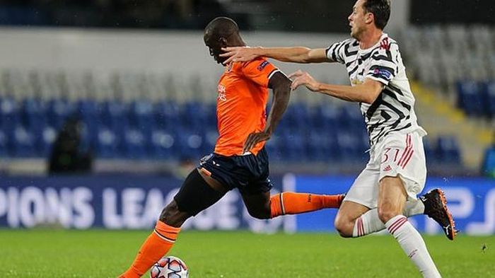 Matic già nua, chậm chạp, không thể theo kịp Demba Ba