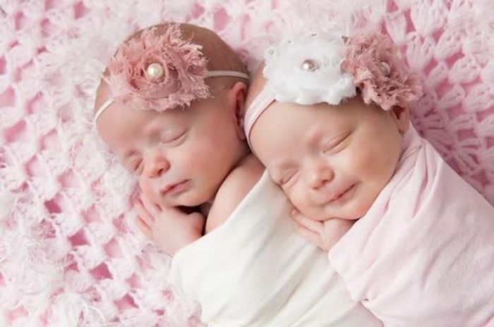Hãy dỗ hai bé ngủ cùng giường, giấc ngủ của bé sẽ sâu và dễ chịu hơn. Ảnh minh họa.