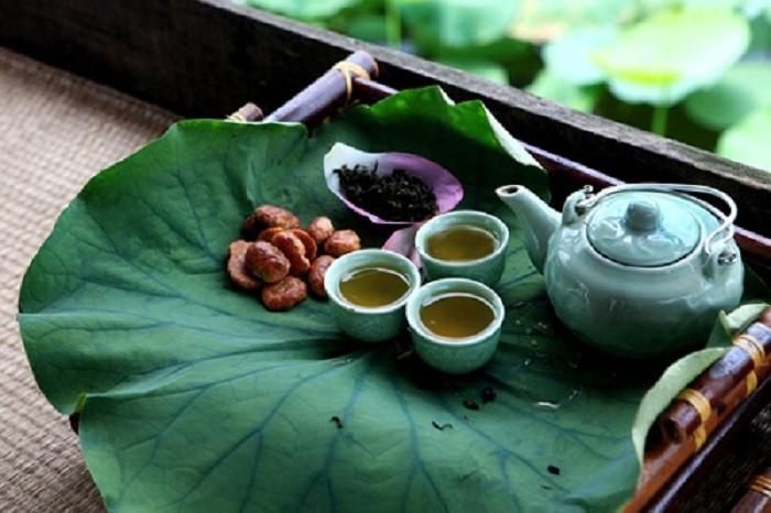 Trà lá sen. Không phân biệt sáng tối, trà lá sen có thể uống bất kỳ thời điểm nào trong ngày. Ngoài tác dụng thúc đẩy quá trình tiêu hóa, nhuận tràng, trà lá sen còn tốt cho người có cơ địa nóng trong.