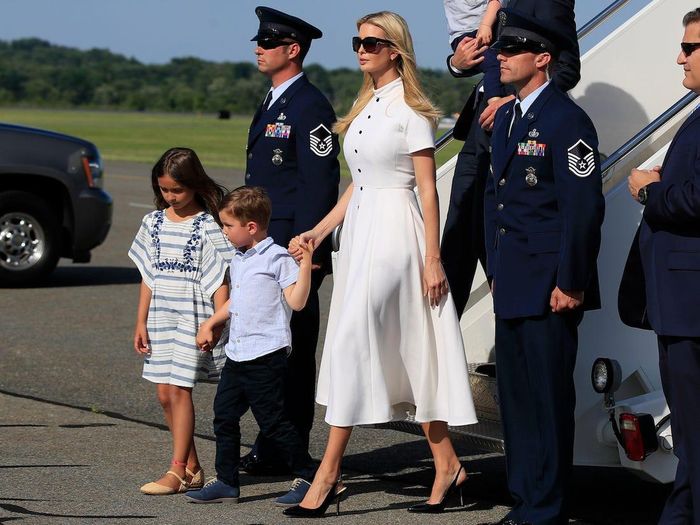 Chiếc váy trắng đơn giản với hàng khuy đen của Ivanka do Emilia Wickstead thiết kế có giá 2.110 USD (gần 50 triệu đồng).